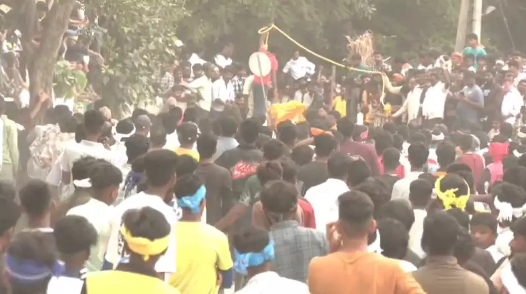 ಹಾವೇರಿ | ಪ್ರತ್ಯೇಕ ಪ್ರಕರಣ : ಹೋರಿ ತಿವಿದು ಮೂವರು ಮೃತ್ಯು ಹಾವೇರಿ | ಪ್ರತ್ಯೇಕ ಪ್ರಕರಣ : ಹೋರಿ ತಿವಿದು ಮೂವರು ಮೃತ್ಯು