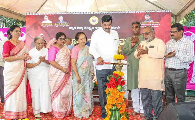 ಮೊಬೈಲ್ ಗೀಳಿಗೆ ಬಿದ್ದಿರುವ ಯುವ ಪೀಳಿಗೆಗೆ ಮಹನೀಯರ ಇತಿಹಾಸ ತಿಳಿಸುವುದು ಅಗತ್ಯ: ಸಚಿವ ಶಿವರಾಜ್ ತಂಗಡಗಿ