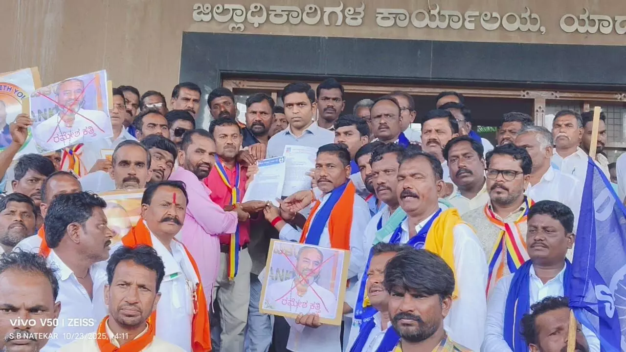 ಯಾದಗಿರಿ | ಪ್ರಿಯಾಂಕ್ ಖರ್ಗೆ ಪರ, ರಮೇಶ್ ಕತ್ತಿ ವಿರುದ್ಧ ದಲಿತ, ವಾಲ್ಮೀಕಿ ಸಮುದಾಯಗಳಿಂದ ಪ್ರತಿಭಟನೆ