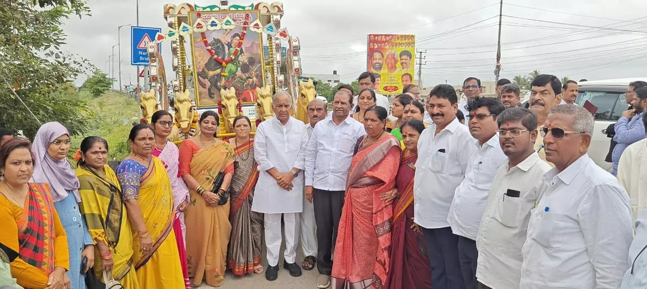 ರಾಯಚೂರು | ಕಿತ್ತೂರು ರಾಣಿ ಚೆನ್ನಮ್ಮ ಭಾವಚಿತ್ರ ಮೆರವಣಿಗೆಗೆ ಸಚಿವ ಎನ್.ಎಸ್.ಬೋಸರಾಜು ಚಾಲನೆ ರಾಯಚೂರು | ಕಿತ್ತೂರು ರಾಣಿ ಚೆನ್ನಮ್ಮ ಭಾವಚಿತ್ರ ಮೆರವಣಿಗೆಗೆ ಸಚಿವ ಎನ್.ಎಸ್.ಬೋಸರಾಜು ಚಾಲನೆ