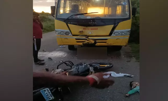 ಚಿಕ್ಕಬಳ್ಳಾಪುರ | ಬೈಕ್–ಶಾಲಾ ವಾಹನದ ನಡುವೆ ಭೀಕರ ಅಪಘಾತ; ನಾಲ್ವರು ಮೃತ್ಯು ಚಿಕ್ಕಬಳ್ಳಾಪುರ | ಬೈಕ್–ಶಾಲಾ ವಾಹನದ ನಡುವೆ ಭೀಕರ ಅಪಘಾತ; ನಾಲ್ವರು ಮೃತ್ಯು