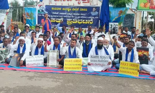 ಸಿಜೆಐ ಗವಾಯಿ ಮೇಲೆ ಶೂ ಎಸೆತ ಘಟನೆ ಖಂಡಿಸಿ ಮಾನ್ವಿಯಲ್ಲಿ ಸಂವಿಧಾನ ಸಂರಕ್ಷಣಾ ವೇದಿಕೆಯಿಂದ ಪ್ರತಿಭಟನೆ