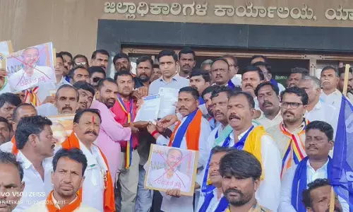 ಯಾದಗಿರಿ | ಪ್ರಿಯಾಂಕ್ ಖರ್ಗೆ ಪರ, ರಮೇಶ್ ಕತ್ತಿ ವಿರುದ್ಧ ದಲಿತ, ವಾಲ್ಮೀಕಿ ಸಮುದಾಯಗಳಿಂದ ಪ್ರತಿಭಟನೆ