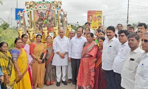 ರಾಯಚೂರು | ಕಿತ್ತೂರು ರಾಣಿ ಚೆನ್ನಮ್ಮ ಭಾವಚಿತ್ರ ಮೆರವಣಿಗೆಗೆ ಸಚಿವ ಎನ್.ಎಸ್.ಬೋಸರಾಜು ಚಾಲನೆ