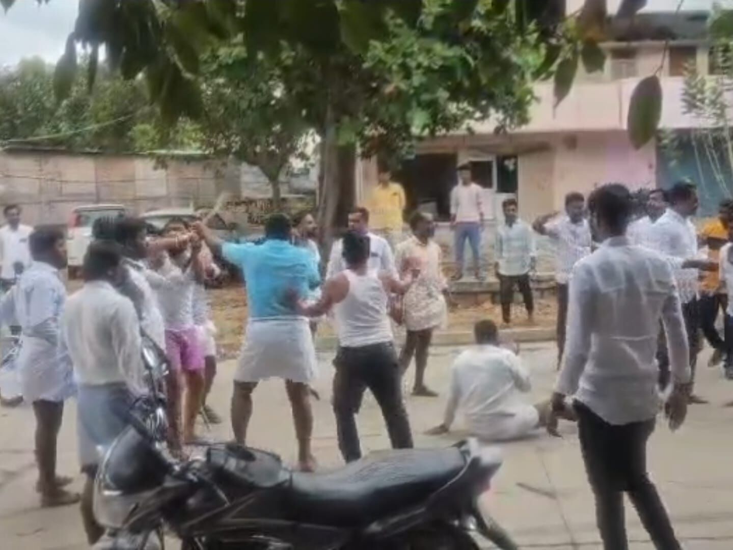 ಸಿಂಧನೂರು ಎಪಿಎಂಸಿಯಲ್ಲಿ ಎರಡು ಗುಂಪಿನ ಮಧ್ಯೆ ಹೊಡೆದಾಟ; ಹಲವರಿಗೆ ಗಾಯ
