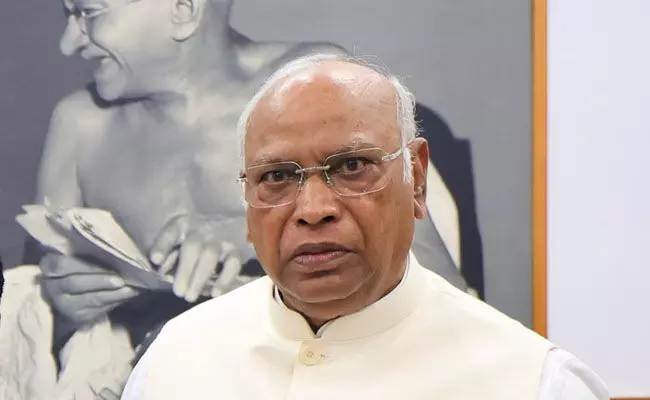 ಆಂಧ್ರಪ್ರದೇಶ ಬಸ್ ದುರಂತ: ಎಐಸಿಸಿ ಅಧ್ಯಕ್ಷ ಮಲ್ಲಿಕಾರ್ಜುನ ಖರ್ಗೆ ತೀವ್ರ ಸಂತಾಪ ಆಂಧ್ರಪ್ರದೇಶ ಬಸ್ ದುರಂತ: ಎಐಸಿಸಿ ಅಧ್ಯಕ್ಷ ಮಲ್ಲಿಕಾರ್ಜುನ ಖರ್ಗೆ ತೀವ್ರ ಸಂತಾಪ