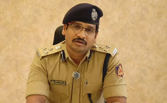 ‘ಕೇಸ್ ಇದ್ದವರ ಜತೆ ತಿರುಗಾಡಿದ್ರೆ ನಿಮಗೆ ತೊಂದರೆ’ : ಮಂಗಳೂರು ಪೊಲೀಸ್ ಕಮಿಷನರ್ ಸುಧೀರ್ ರೆಡ್ಡಿ ಎಚ್ಚರಿಕೆ ‘ಕೇಸ್ ಇದ್ದವರ ಜತೆ ತಿರುಗಾಡಿದ್ರೆ ನಿಮಗೆ ತೊಂದರೆ’ : ಮಂಗಳೂರು ಪೊಲೀಸ್ ಕಮಿಷನರ್ ಸುಧೀರ್ ರೆಡ್ಡಿ ಎಚ್ಚರಿಕೆ