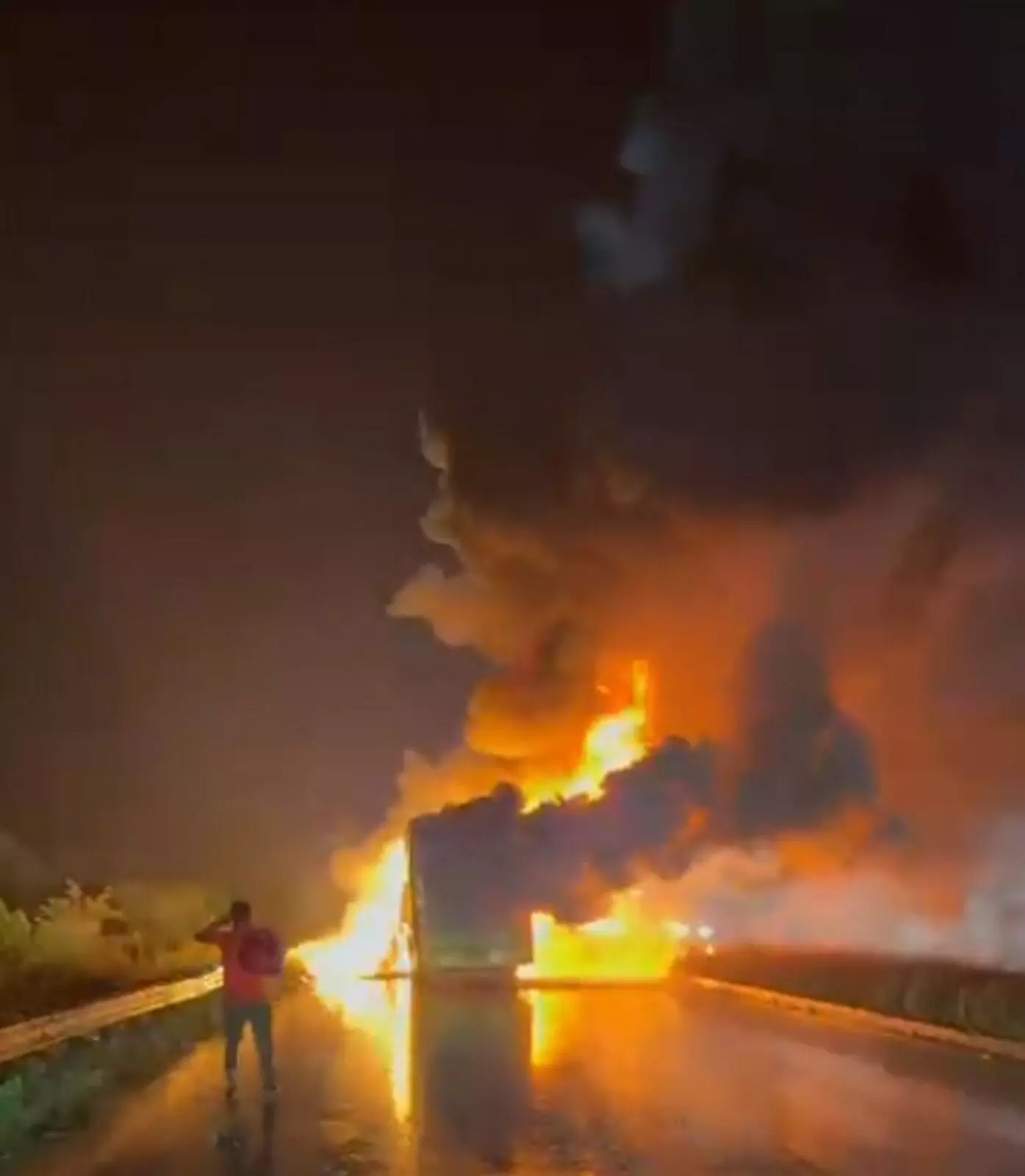 PHOTOS | ಹೈದರಾಬಾದ್ ನಿಂದ ಬೆಂಗಳೂರಿಗೆ ಬರುತ್ತಿದ್ದ ಬಸ್ ಬೆಂಕಿಗಾಹುತಿ ; 20 ಮಂದಿ ಸಜೀವ ದಹನ