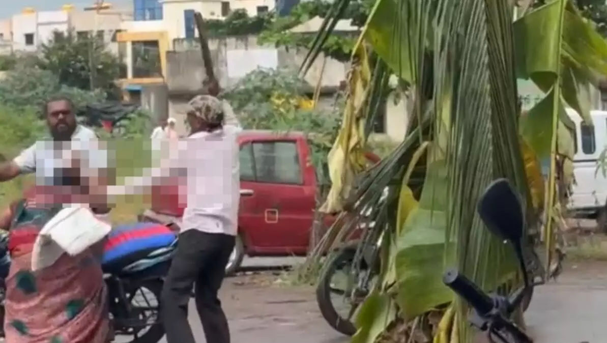 ವಿಜಯಪುರ: ಹಾಡಹಗಲೇ ನಡುರಸ್ತೆಯಲ್ಲಿ ಪತ್ನಿ ಮೇಲೆ ಮಾರಣಾಂತಿಕ ಹಲ್ಲೆ ನಡೆಸಿದ ಪತಿ