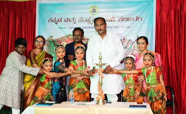 ಪಠ್ಯದ ಜತೆಗೆ ಸಾಂಸ್ಕೃತಿಕ ಚಟುವಟಿಕೆಗಳಲ್ಲಿ ಭಾಗವಹಿಸಿ: ವಿದ್ಯಾರ್ಥಿಗಳಿಗೆ ಶಾಸಕ ಅಲ್ಲಮಪ್ರಭು ಪಾಟೀಲ್ ಕಿವಿಮಾತು ಪಠ್ಯದ ಜತೆಗೆ ಸಾಂಸ್ಕೃತಿಕ ಚಟುವಟಿಕೆಗಳಲ್ಲಿ ಭಾಗವಹಿಸಿ: ವಿದ್ಯಾರ್ಥಿಗಳಿಗೆ ಶಾಸಕ ಅಲ್ಲಮಪ್ರಭು ಪಾಟೀಲ್ ಕಿವಿಮಾತು