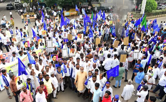 ಕಲಬುರಗಿ | ಸಚಿವ ಪ್ರಿಯಾಂಕ್ ಖರ್ಗೆಗೆ ನಿಂದನೆ ಖಂಡಿಸಿ ದಲಿತ ಸೇನೆ ವತಿಯಿಂದ ಪ್ರತಿಭಟನೆ ಕಲಬುರಗಿ | ಸಚಿವ ಪ್ರಿಯಾಂಕ್ ಖರ್ಗೆಗೆ ನಿಂದನೆ ಖಂಡಿಸಿ ದಲಿತ ಸೇನೆ ವತಿಯಿಂದ ಪ್ರತಿಭಟನೆ