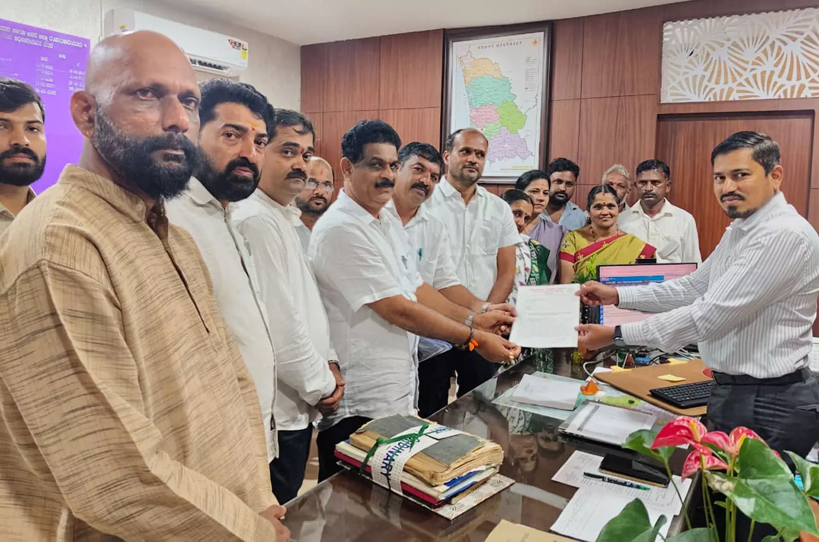 ಇಎಸ್ಐ ಅವ್ಯವಸ್ಥೆ: ಬಿಜೆಪಿಯಿಂದ ಉಡುಪಿ ಜಿಲ್ಲಾಧಿಕಾರಿಗೆ ಮನವಿ ಇಎಸ್ಐ ಅವ್ಯವಸ್ಥೆ: ಬಿಜೆಪಿಯಿಂದ ಉಡುಪಿ ಜಿಲ್ಲಾಧಿಕಾರಿಗೆ ಮನವಿ