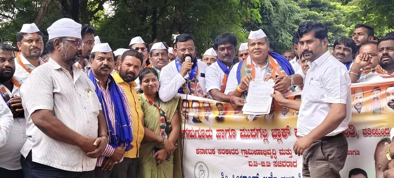 ಲಿಂಗಸುಗೂರು | ಪ್ರಿಯಾಂಕ್ ಖರ್ಗೆ ಅವರಿಗೆ ಬೆದರಿಕೆ ಖಂಡಿಸಿ ಕಾಂಗ್ರೆಸ್ ಪ್ರತಿಭಟನೆ
