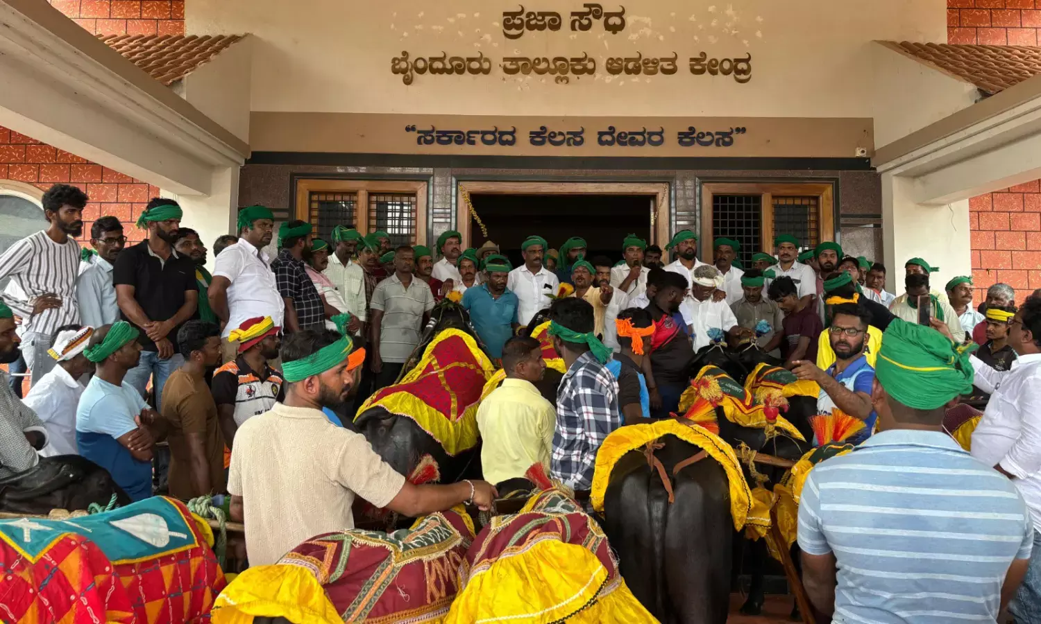 34ನೇ ದಿನಕ್ಕೆ ಕಾಲಿರಿಸಿದ ರೈತರ ಧರಣಿ: ಬೈಂದೂರು ಪ.ಪಂ. ಕಚೇರಿ ಎದುರು ಕೋಣಗಳನ್ನು ಕಟ್ಟಿ ಆಕ್ರೋಶ