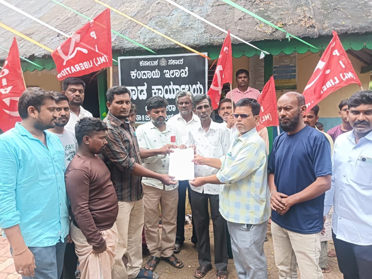 ಯರಗೇರಾ ಗ್ರಾಮಕ್ಕೆ ಬಸ್ ನಿಲ್ದಾಣ ನಿರ್ಮಿಸಲು ಒತ್ತಾಯಿಸಿ ಸಿಪಿಐ(ಎಂಎಲ್) ಲಿಬರೇಶನ್ ಪಕ್ಷದಿಂದ ಮನವಿ