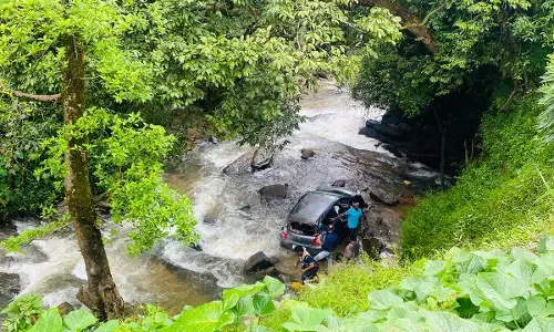 ಸಕಲೇಶಪುರ | 100 ಅಡಿ ಆಳದ ಹಳ್ಳಕ್ಕೆ ಉರುಳಿ ಬಿದ್ದ ಕಾರು