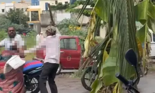 ವಿಜಯಪುರ: ಹಾಡಹಗಲೇ ನಡುರಸ್ತೆಯಲ್ಲಿ ಪತ್ನಿ ಮೇಲೆ ಮಾರಣಾಂತಿಕ ಹಲ್ಲೆ ನಡೆಸಿದ ಪತಿ