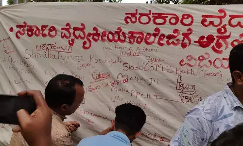 ವಿಜಯಪುರ| ಸರ್ಕಾರಿ ಮೆಡಿಕಲ್ ಕಾಲೇಜು ಸ್ಥಾಪನೆಗೆ ಒತ್ತಾಯಿಸಿ ರಕ್ತ ಸಹಿ ಅಭಿಯಾನ
