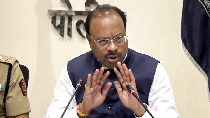 ಪ್ರತಿಯೊಬ್ಬರ ವಾಟ್ಸ್ಆ್ಯಪ್ ಗುಂಪುಗಳ ಮೇಲೆ ಕಣ್ಗಾವಲು ಇರಿಸಲಾಗಿದೆ: ವಿವಾದ ಸೃಷ್ಟಿಸಿದ ಮಹಾರಾಷ್ಟ್ರ ಬಿಜೆಪಿ ಸಚಿವನ ಹೇಳಿಕೆ ಪ್ರತಿಯೊಬ್ಬರ ವಾಟ್ಸ್ಆ್ಯಪ್ ಗುಂಪುಗಳ ಮೇಲೆ ಕಣ್ಗಾವಲು ಇರಿಸಲಾಗಿದೆ: ವಿವಾದ ಸೃಷ್ಟಿಸಿದ ಮಹಾರಾಷ್ಟ್ರ ಬಿಜೆಪಿ ಸಚಿವನ ಹೇಳಿಕೆ