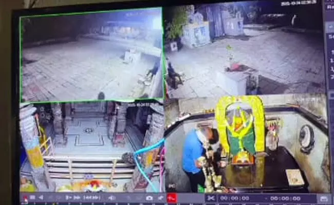 ಕಲಬುರಗಿ | ಶಹಾಬಾದ್ನ ಚಂದ್ರಲಾಂಬ ದೇವಸ್ಥಾನದಲ್ಲಿ ಕಳ್ಳತನ : ಕೃತ್ಯ ಸಿಸಿಟಿವಿಯಲ್ಲಿ ಸೆರೆ ಕಲಬುರಗಿ | ಶಹಾಬಾದ್ನ ಚಂದ್ರಲಾಂಬ ದೇವಸ್ಥಾನದಲ್ಲಿ ಕಳ್ಳತನ : ಕೃತ್ಯ ಸಿಸಿಟಿವಿಯಲ್ಲಿ ಸೆರೆ