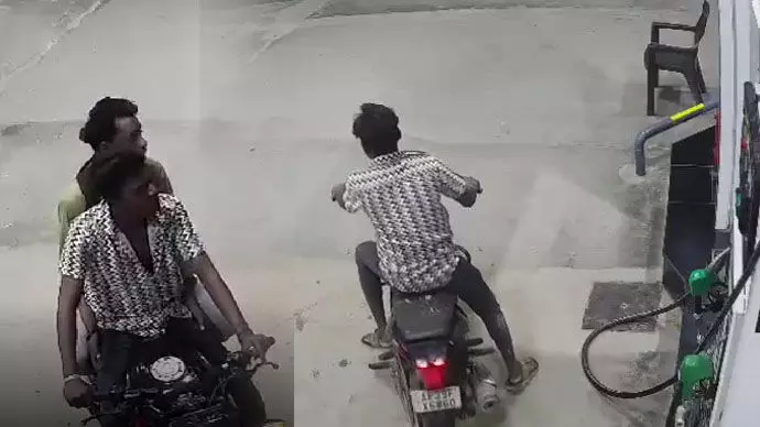 ಕರ್ನೂಲ್ ಬಸ್ ದುರಂತ : ಬೈಕ್ ಸವಾರನ ಅಜಾಗರೂಕ ಚಾಲನೆಯ ವೀಡಿಯೊ ವೈರಲ್! ಕರ್ನೂಲ್ ಬಸ್ ದುರಂತ : ಬೈಕ್ ಸವಾರನ ಅಜಾಗರೂಕ ಚಾಲನೆಯ ವೀಡಿಯೊ ವೈರಲ್!