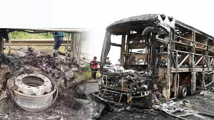 ಕರ್ನೂಲ್ ಬಸ್ ದುರಂತ | 400 ಸ್ಮಾರ್ಟ್ಫೋನ್ಗಳ ಸ್ಫೋಟದಿಂದ ಬೆಂಕಿ ಜ್ವಾಲೆಯ ತೀವ್ರತೆ ಹೆಚ್ಚಳ : ಫಾರೆನ್ಸಿಕ್ ತನಿಖೆಯಿಂದ ಬಹಿರಂಗ ಕರ್ನೂಲ್ ಬಸ್ ದುರಂತ | 400 ಸ್ಮಾರ್ಟ್ಫೋನ್ಗಳ ಸ್ಫೋಟದಿಂದ ಬೆಂಕಿ ಜ್ವಾಲೆಯ ತೀವ್ರತೆ ಹೆಚ್ಚಳ : ಫಾರೆನ್ಸಿಕ್ ತನಿಖೆಯಿಂದ ಬಹಿರಂಗ