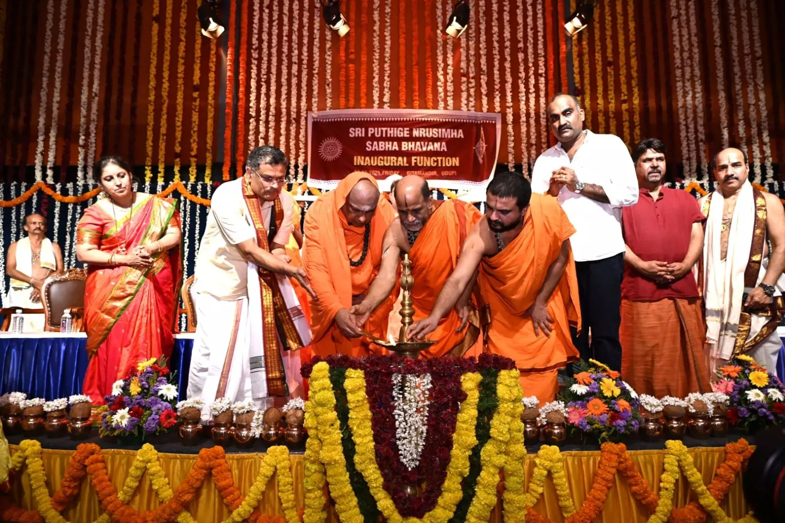 ಸುತ್ತೂರು ಶ್ರೀಗಳಿಂದ ಪುತ್ತಿಗೆ ನೃಸಿಂಹ ಸಭಾಭವನ ಉದ್ಘಾಟನೆ ಸುತ್ತೂರು ಶ್ರೀಗಳಿಂದ ಪುತ್ತಿಗೆ ನೃಸಿಂಹ ಸಭಾಭವನ ಉದ್ಘಾಟನೆ