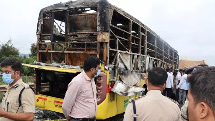 ಕರ್ನೂಲ್ ಬಸ್ ದುರಂತ | ಬೆಂಕಿ ಆವರಿಸುತ್ತಿದ್ದಂತೆ ಬಸ್ ಬಾಗಿಲಿನಿಂದ ಜಿಗಿದು ಪರಾರಿಯಾಗಿದ್ದ ಚಾಲಕ ಕರ್ನೂಲ್ ಬಸ್ ದುರಂತ | ಬೆಂಕಿ ಆವರಿಸುತ್ತಿದ್ದಂತೆ ಬಸ್ ಬಾಗಿಲಿನಿಂದ ಜಿಗಿದು ಪರಾರಿಯಾಗಿದ್ದ ಚಾಲಕ