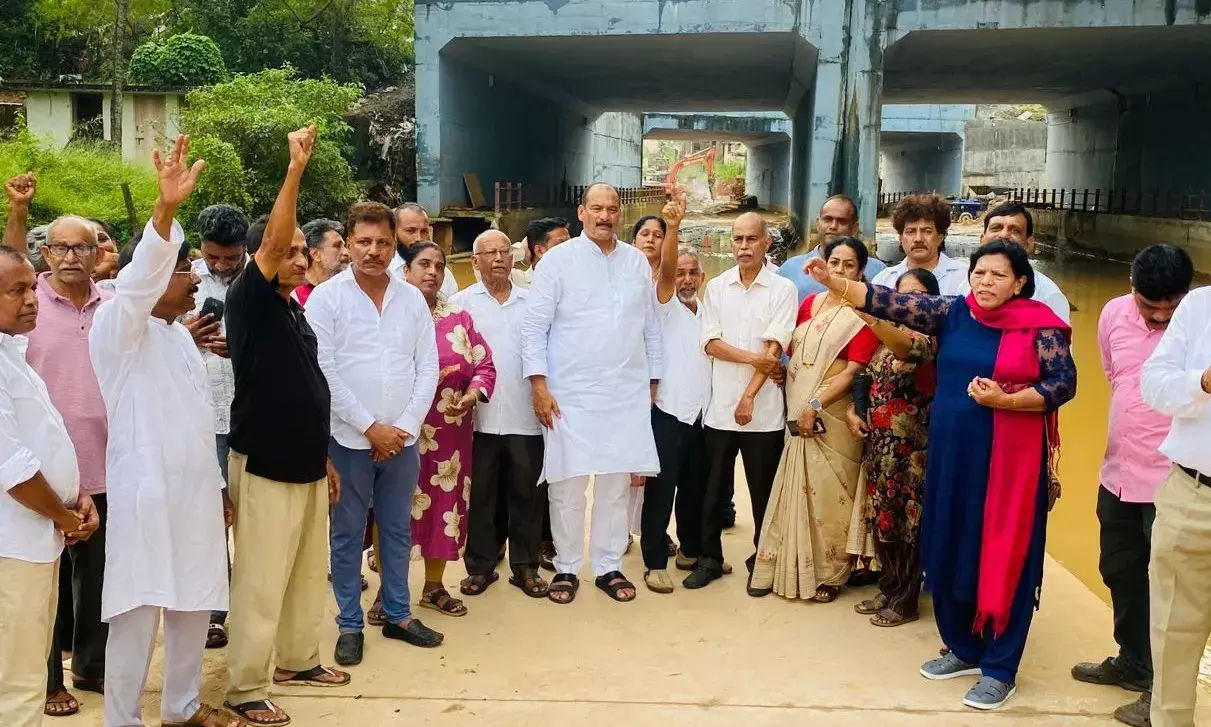 ಮುಗಿಯದ ಮಹಾಕಾಳಿಪಡ್ಪು ರೈಲ್ವೆ ಕೆಳಸೇತುವೆ ಕಾಮಗಾರಿ: ಕಾಂಗ್ರೆಸ್‌ನಿಂದ ‘ರೈಲ್ವೇ ಕೆಳಸೇತುವೆ ಚಲೋ’