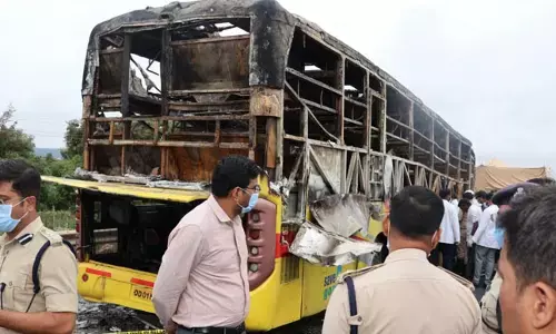 ಕರ್ನೂಲ್ ಬಸ್ ದುರಂತ | ಬೆಂಕಿ ಆವರಿಸುತ್ತಿದ್ದಂತೆ ಬಸ್‌ ಬಾಗಿಲಿನಿಂದ ಜಿಗಿದು ಪರಾರಿಯಾಗಿದ್ದ ಚಾಲಕ