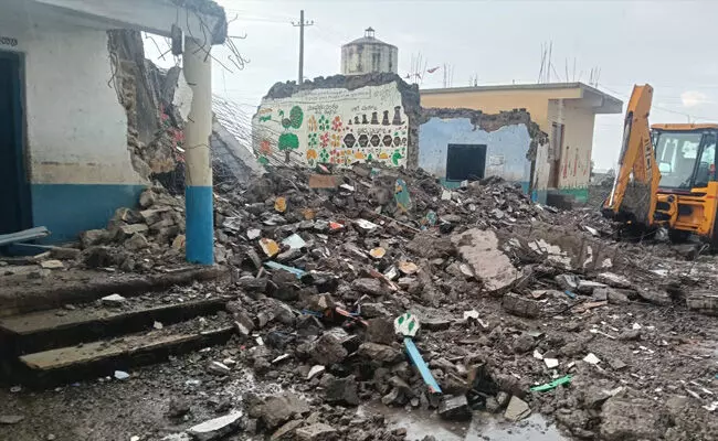 ಬೀದರ್ | ʼವಾರ್ತಾಭಾರತಿʼ ವರದಿ ಫಲಶ್ರುತಿ : ಶಿಥಿಲಾವಸ್ಥೆಯಲ್ಲಿದ್ದ ಶಾಲಾ ಕಟ್ಟಡ ನೆಲಸಮ ಬೀದರ್ | ʼವಾರ್ತಾಭಾರತಿʼ ವರದಿ ಫಲಶ್ರುತಿ : ಶಿಥಿಲಾವಸ್ಥೆಯಲ್ಲಿದ್ದ ಶಾಲಾ ಕಟ್ಟಡ ನೆಲಸಮ