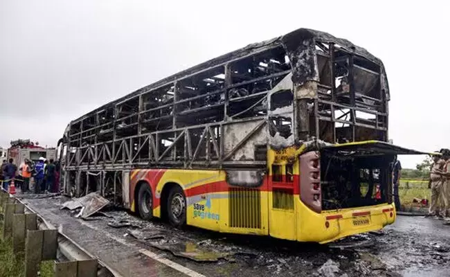 ಕರ್ನೂಲ್ ಬಸ್ ದುರಂತಕ್ಕೆ ಮದ್ಯಪಾನ ಮಾಡಿದ್ದ ಬೈಕ್ ಸವಾರ ಕಾರಣವಾಗಿರಬಹುದು : ವಿಧಿವಿಜ್ಞಾನ ವರದಿ ಕರ್ನೂಲ್ ಬಸ್ ದುರಂತಕ್ಕೆ ಮದ್ಯಪಾನ ಮಾಡಿದ್ದ ಬೈಕ್ ಸವಾರ ಕಾರಣವಾಗಿರಬಹುದು : ವಿಧಿವಿಜ್ಞಾನ ವರದಿ