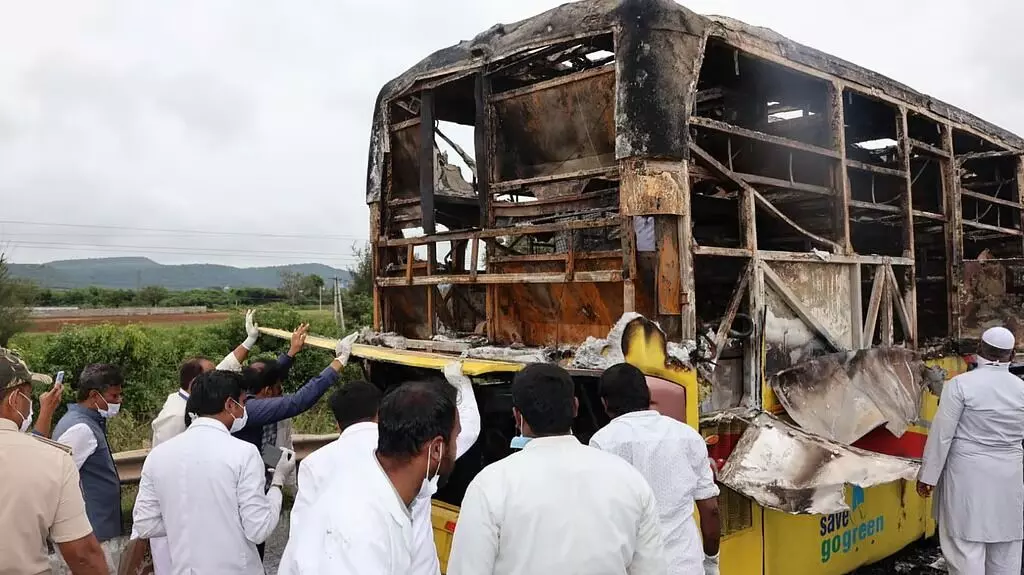 ಕರ್ನೂಲ್ ಬಸ್ ದುರಂತ : ಡಿಎನ್ಎ ಪರೀಕ್ಷೆ ಬಳಿಕ 18 ಜನರ ಮೃತದೇಹ ಕುಟುಂಬಸ್ಥರಿಗೆ ಹಸ್ತಾಂತರ