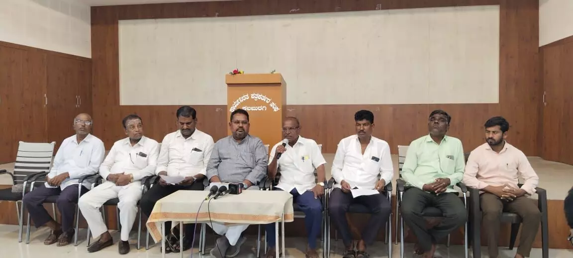 ಕಲಬುರಗಿ | ನೆರೆ ಪರಿಹಾರಕ್ಕೆ ಒತ್ತಾಯಿಸಿ ನ.4 ರಂದು ರೈತರಿಂದ ದುಂಡು ಮೇಜಿನ ಸಭೆ ಕಲಬುರಗಿ | ನೆರೆ ಪರಿಹಾರಕ್ಕೆ ಒತ್ತಾಯಿಸಿ ನ.4 ರಂದು ರೈತರಿಂದ ದುಂಡು ಮೇಜಿನ ಸಭೆ