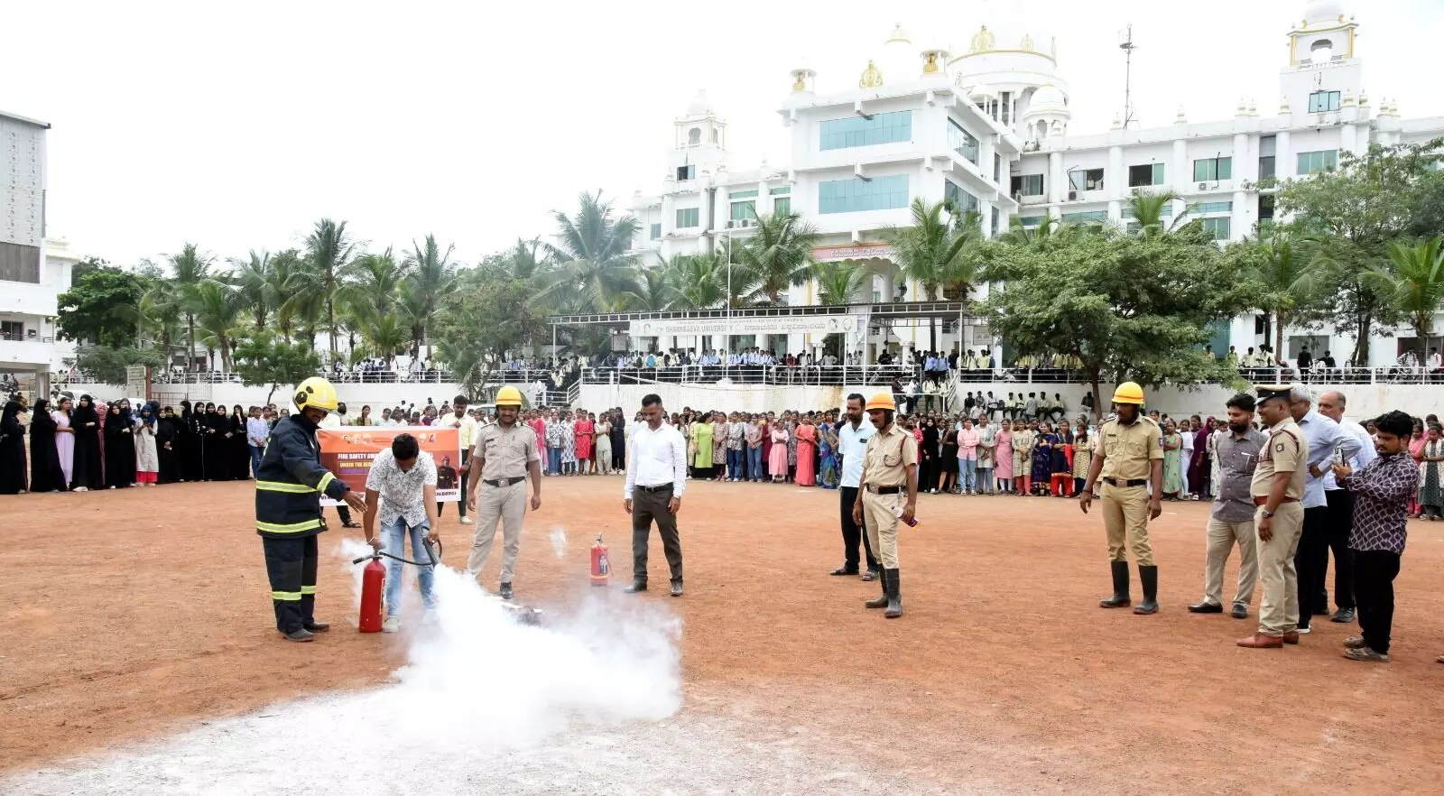 ಕಲಬುರಗಿ | ಶರಣಬಸವ ವಿವಿಯಲ್ಲಿ ಅಗ್ನಿ ಸುರಕ್ಷತಾ ಕ್ರಮಗಳ ಕುರಿತು ಅಣಕು ಪ್ರದರ್ಶನ