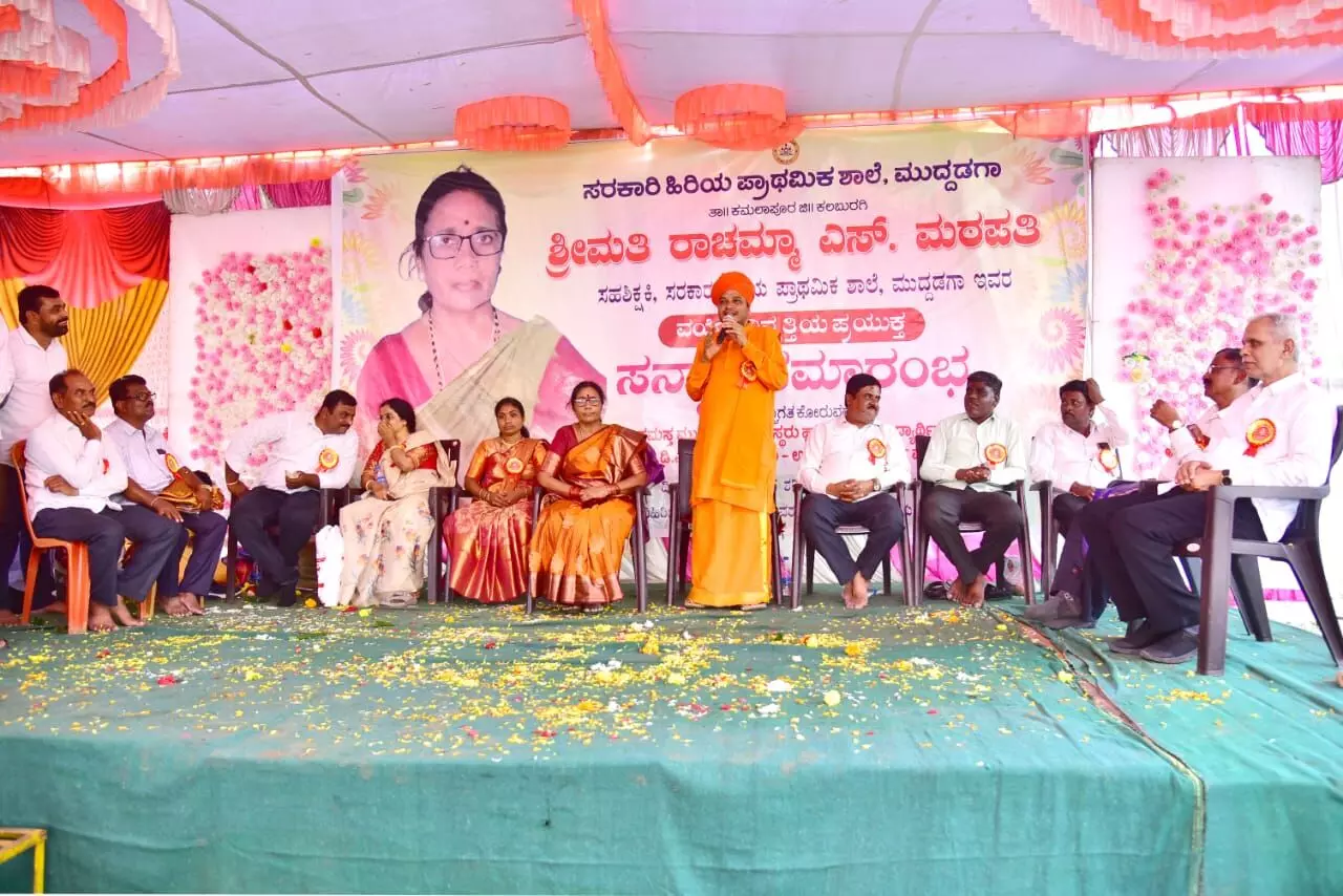 ಕಲಬುರಗಿ | ಶಾಲಾ ಶಿಕ್ಷಕಿ ರಾಚಮ್ಮ ಎಸ್.ಮಠಪತಿಗೆ ಗ್ರಾಮಸ್ಥರಿಂದ ಅದ್ಧೂರಿ ಬೀಳ್ಕೊಡುಗೆ ಕಲಬುರಗಿ | ಶಾಲಾ ಶಿಕ್ಷಕಿ ರಾಚಮ್ಮ ಎಸ್.ಮಠಪತಿಗೆ ಗ್ರಾಮಸ್ಥರಿಂದ ಅದ್ಧೂರಿ ಬೀಳ್ಕೊಡುಗೆ