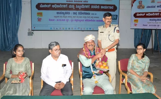 ರಾಯಚೂರು | ಪೊಲೀಸರು ಮಾನಸಿಕ ಆರೋಗ್ಯ ಕಾಪಾಡಿಕೊಳ್ಳಬೇಕು : ಎಸ್ಪಿ ಪುಟ್ಟಮಾದಯ್ಯ ರಾಯಚೂರು | ಪೊಲೀಸರು ಮಾನಸಿಕ ಆರೋಗ್ಯ ಕಾಪಾಡಿಕೊಳ್ಳಬೇಕು : ಎಸ್ಪಿ ಪುಟ್ಟಮಾದಯ್ಯ