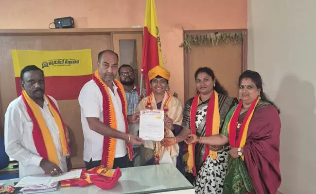 ಕನ್ನಡ ಸೇನೆಯ ಮಹಿಳಾ ಘಟಕದ ಪದಾಧಿಕಾರಿಗಳ ನೇಮಕ; ಅನಿತಾ ನವಲಕಲ್ ಅಧ್ಯಕ್ಷೆ, ಅಶ್ವಿನಿ ಕಾರ್ಯದರ್ಶಿ ಕನ್ನಡ ಸೇನೆಯ ಮಹಿಳಾ ಘಟಕದ ಪದಾಧಿಕಾರಿಗಳ ನೇಮಕ; ಅನಿತಾ ನವಲಕಲ್ ಅಧ್ಯಕ್ಷೆ, ಅಶ್ವಿನಿ ಕಾರ್ಯದರ್ಶಿ