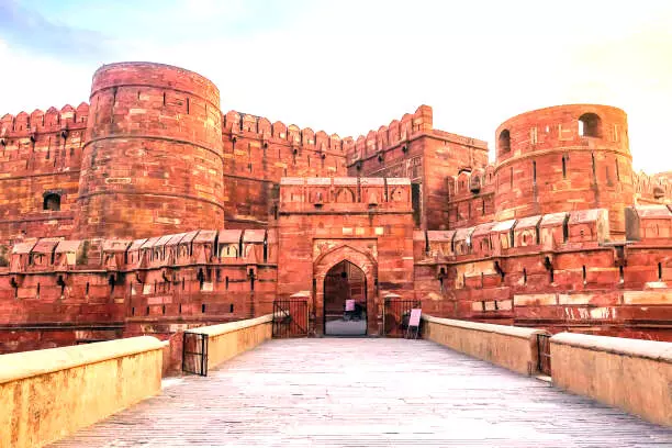 ಆಗ್ರಾ ಕೆಂಪುಕೋಟೆ: ಮೊಘಲ್ ಸಾಮ್ರಾಜ್ಯದ ಶಕ್ತಿ, ವಾಸ್ತುಶಿಲ್ಪ, ಕಲೆಯ ಸಂಗಮ