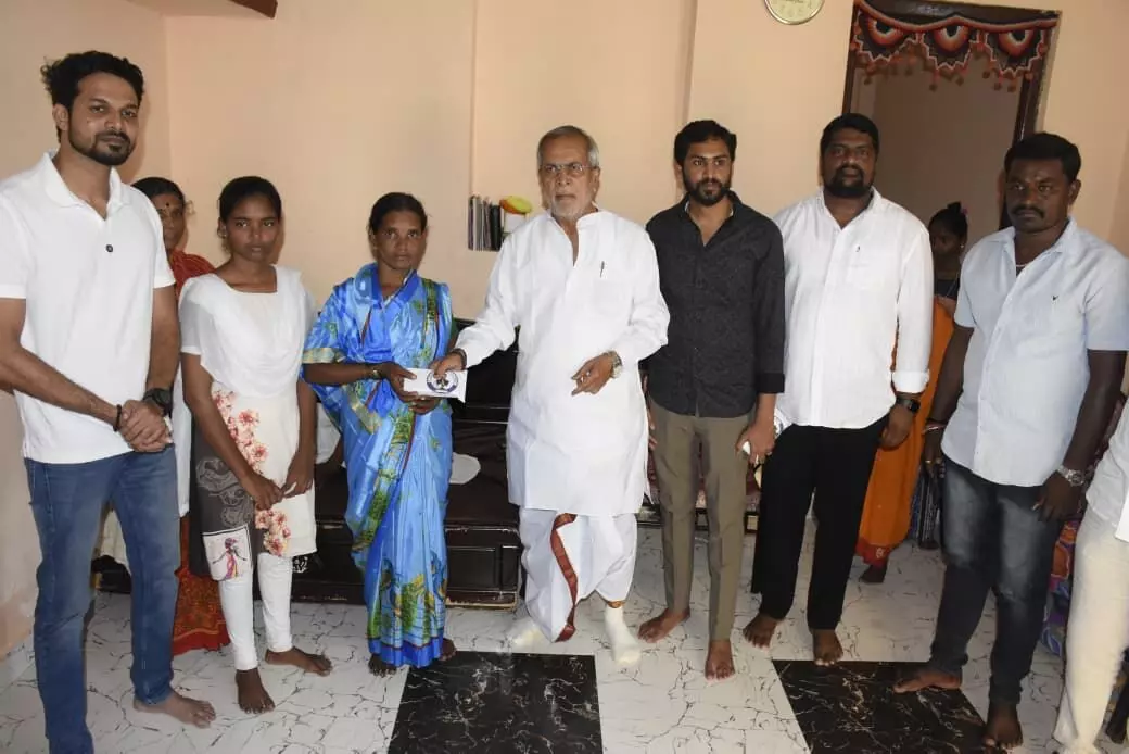 ಯಾದಗಿರಿ | ಸಂತೋಷ ಲಾಡ್ ಫೌಂಡೇಶನ್ ವತಿಯಿಂದ ಮೃತ ತಾಯಪ್ಪ ಕುಟುಂಬಕ್ಕೆ ಚೆಕ್ ವಿತರಣೆ