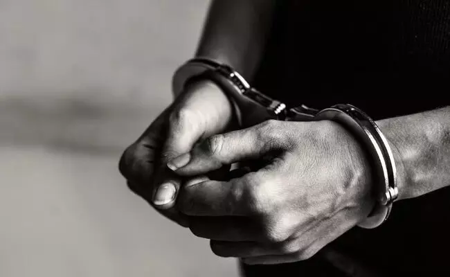 ಸುಸೈಡ್ ನೋಟ್ ಬರೆದಿಟ್ಟು ಯುವತಿ ಆತ್ಮಹತ್ಯೆ; ಐಎಎಸ್ ಅಧಿಕಾರಿಯ ಬಂಧನ