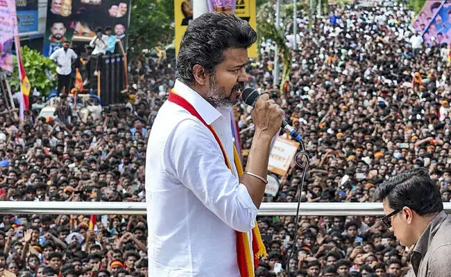 ಕರೂರು ಕಾಲ್ತುಳಿತ ಪ್ರಕರಣ | ಮೃತರ ಕುಟುಂಬಗಳ ಸದಸ್ಯರನ್ನು ಭೇಟಿಯಾದ ನಟ ವಿಜಯ್ ಕರೂರು ಕಾಲ್ತುಳಿತ ಪ್ರಕರಣ | ಮೃತರ ಕುಟುಂಬಗಳ ಸದಸ್ಯರನ್ನು ಭೇಟಿಯಾದ ನಟ ವಿಜಯ್