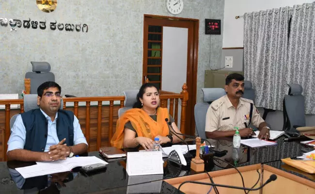 ಕಲಬುರಗಿ | ಬಾಲ್ಯ ವಿವಾಹ ಮುಕ್ತ ಜಿಲ್ಲೆಯಾಗಿಸಲು ಅಧಿಕಾರಿಗಳು ಕೈಜೋಡಿಸಬೇಕು : ಡಿಸಿ ಫೌಝಿಯಾ ತರನ್ನುಮ್ ಕಲಬುರಗಿ | ಬಾಲ್ಯ ವಿವಾಹ ಮುಕ್ತ ಜಿಲ್ಲೆಯಾಗಿಸಲು ಅಧಿಕಾರಿಗಳು ಕೈಜೋಡಿಸಬೇಕು : ಡಿಸಿ ಫೌಝಿಯಾ ತರನ್ನುಮ್