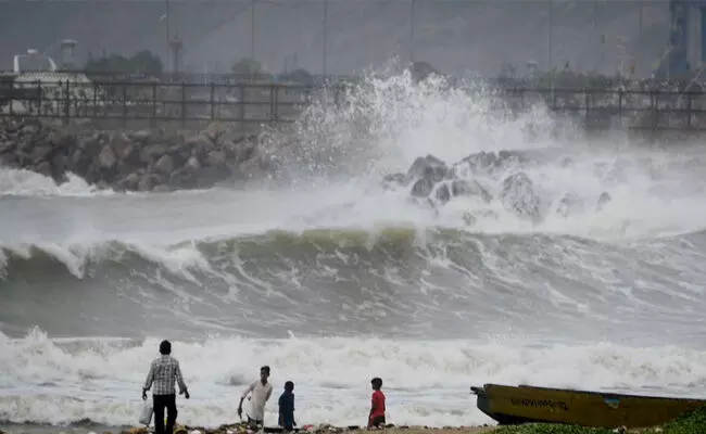 ನಾಳೆ ಅ.28ರಂದು ಆಂಧ್ರಪ್ರದೇಶ ಕರಾವಳಿಗೆ ಅಪ್ಪಳಿಸಲಿರುವ ‘ಮೊಂಥಾ’ ಚಂಡಮಾರುತ ನಾಳೆ ಅ.28ರಂದು ಆಂಧ್ರಪ್ರದೇಶ ಕರಾವಳಿಗೆ ಅಪ್ಪಳಿಸಲಿರುವ ‘ಮೊಂಥಾ’ ಚಂಡಮಾರುತ