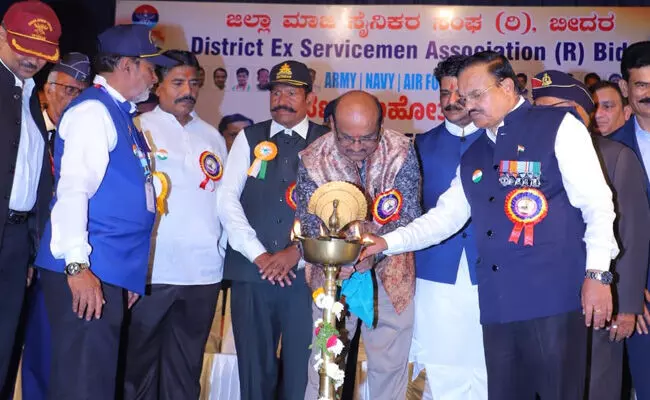 ಬೀದರ್ | ದೇಶ ರಕ್ಷಣೆಗೆ ಮಾಜಿ ಸೈನಿಕರ ಕೊಡುಗೆ ಅಪಾರ : ಸೂರ್ಯಕಾಂತ್ ನಾಗಮಾರಪಳ್ಳಿ ಬೀದರ್ | ದೇಶ ರಕ್ಷಣೆಗೆ ಮಾಜಿ ಸೈನಿಕರ ಕೊಡುಗೆ ಅಪಾರ : ಸೂರ್ಯಕಾಂತ್ ನಾಗಮಾರಪಳ್ಳಿ