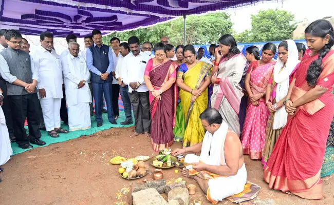 ಹಂಪಿಯಲ್ಲಿ 1 ಕೋಟಿ ರೂ. ವೆಚ್ಚದ ಸುಸಜ್ಜಿತ ಗ್ರಾಮ ಪಂಚಾಯತ್‌ ಕಚೇರಿ ನಿರ್ಮಾಣಕ್ಕೆ ಸಂಸದ ತುಕಾರಾಂ ಶಂಕುಸ್ಥಾಪನೆ