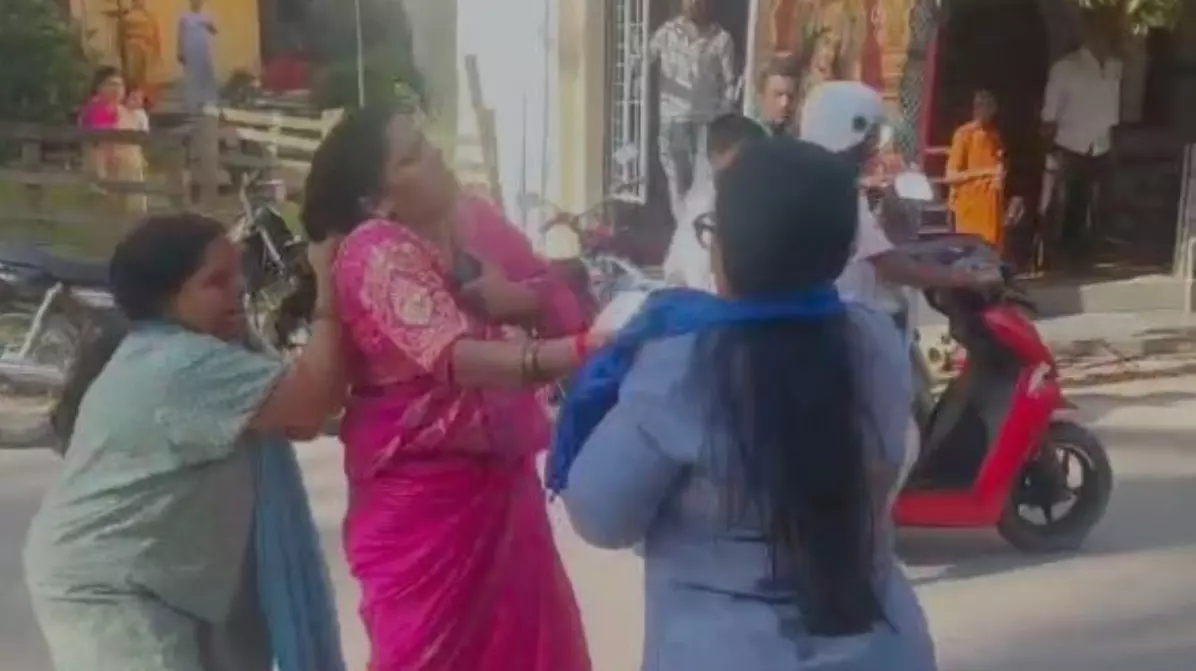 ಹಾಸನ | ಕೋಟ್ಯಂತರ ರೂ. ವಂಚನೆ ಆರೋಪ; ನಡುರಸ್ತೆಯಲ್ಲಿ ಮಹಿಳೆಗೆ ಥಳಿಸಿದ ದೃಶ್ಯ ವೈರಲ್