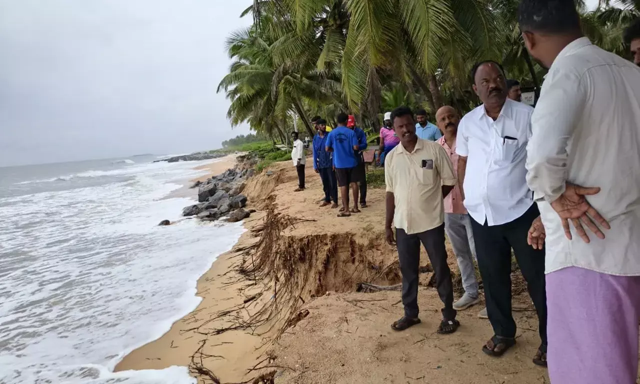 ಮಟ್ಟು ಬೀಚ್ ಬಳಿ ಕಡಲ್ಕೊರೆತ: ಶಾಸಕರಿಂದ ಪರಿಶೀಲನೆ