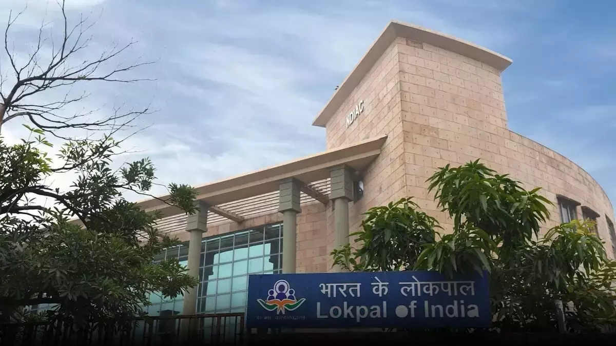 ಹೊಲ ಮೇಯುತ್ತಿರುವ ಲೋಕಪಾಲವೆನ್ನುವ ಬೇಲಿ