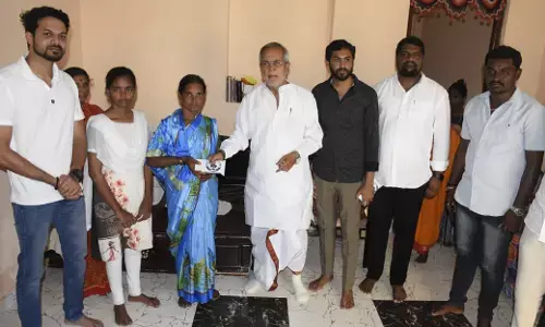 ಯಾದಗಿರಿ | ಸಂತೋಷ ಲಾಡ್ ಫೌಂಡೇಶನ್ ವತಿಯಿಂದ ಮೃತ ತಾಯಪ್ಪ ಕುಟುಂಬಕ್ಕೆ ಚೆಕ್ ವಿತರಣೆ